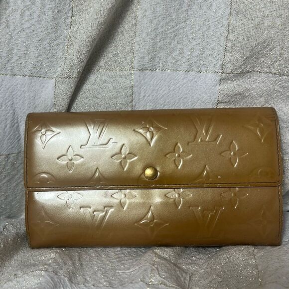 LOUIS VUITTON VINTAGE GOLD NOISETTE VERNIS MONOGRAM LEATHER SARAH WALLET - Picture 1 of 15